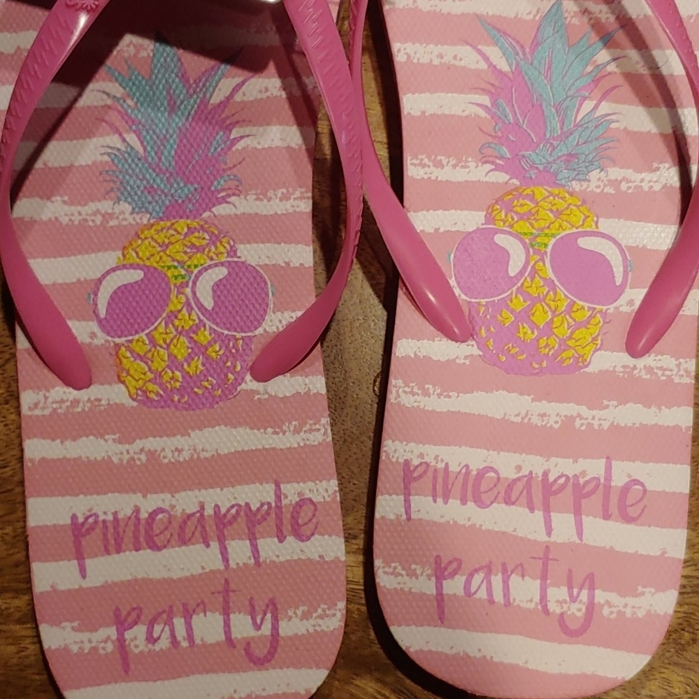 NWT 2/$10 dELiA*s Pineapple Flip Flips - Picture 2 of 4